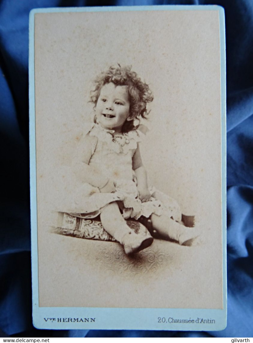 Photo Cdv Vve Hermann, Paris -  Fillette Souriante, Antoinette Lacombe De La Tour (1894-1991), Vers 1896 L679 - Oud (voor 1900)