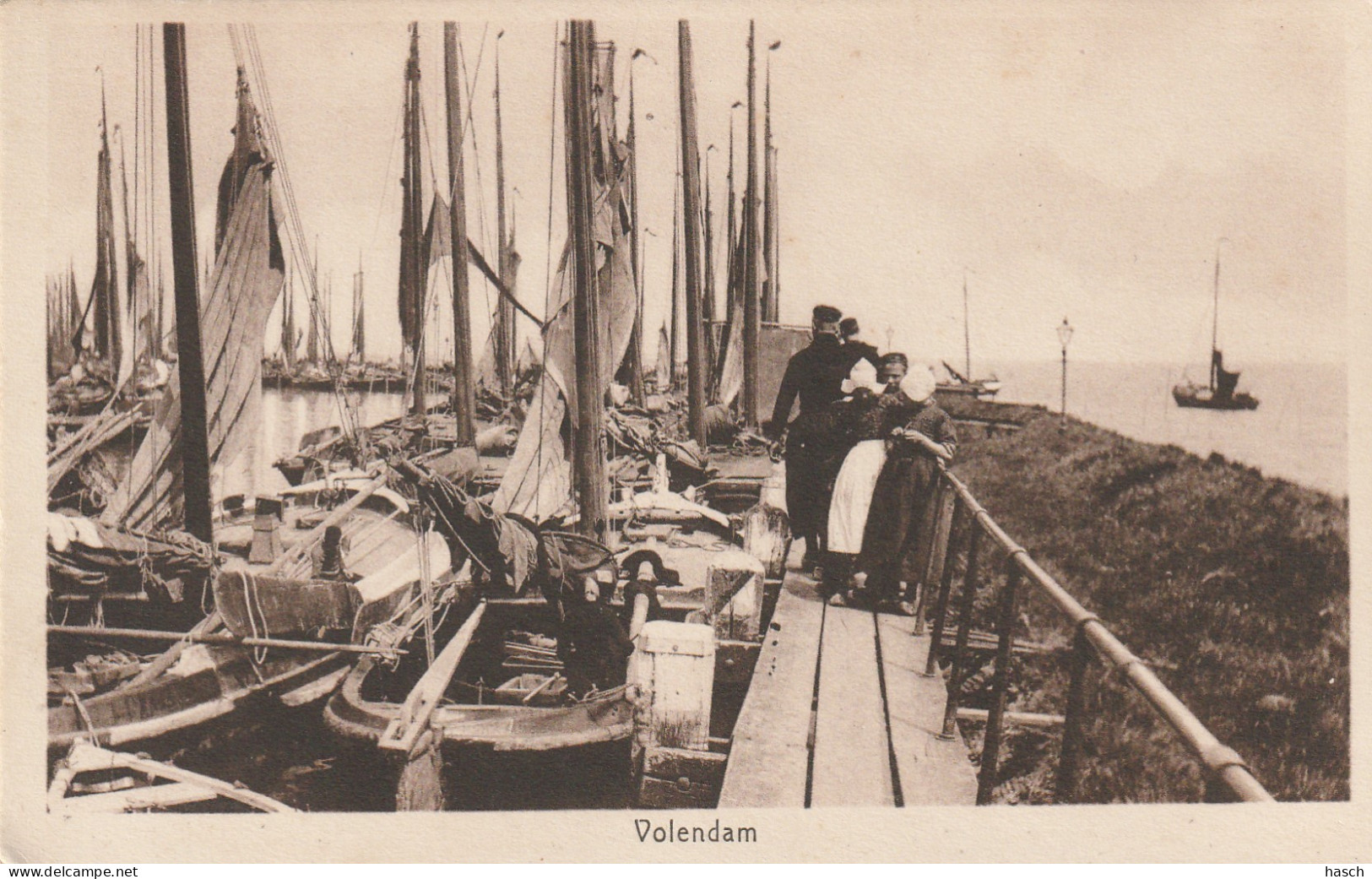 4933 33 Volendam, (Minuscule Vouwen In De Hoeken)  - Volendam