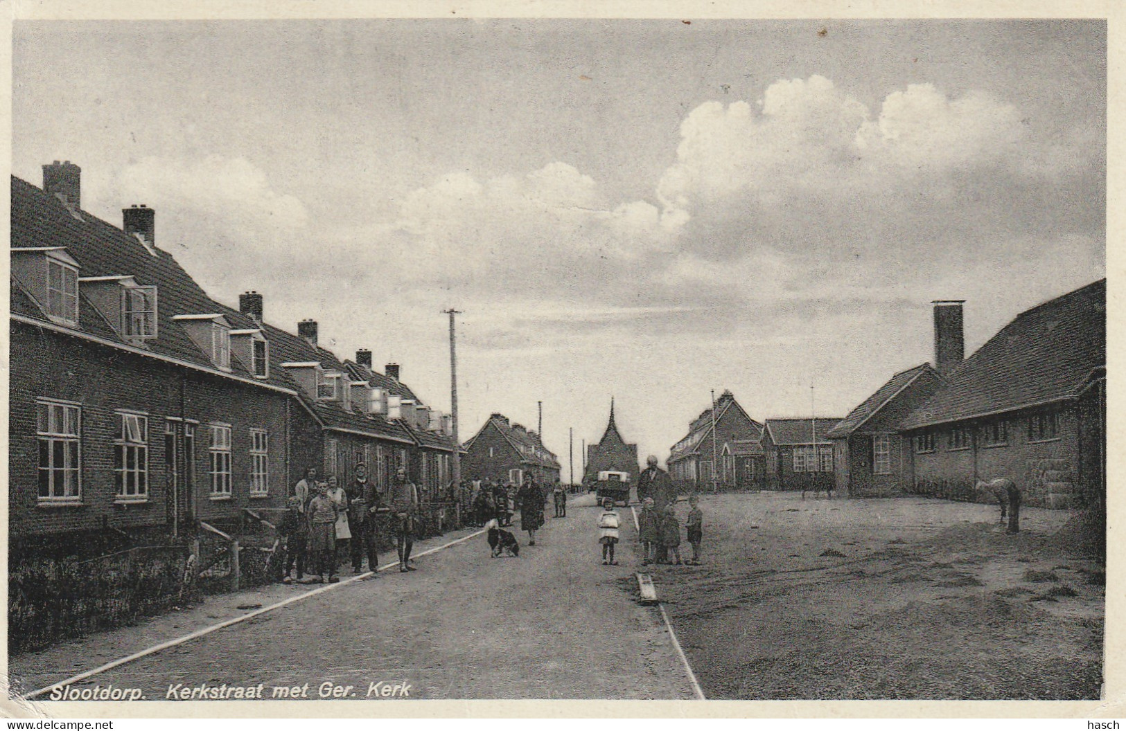 4933 37 Slootdorp, Kerkstraat Met Ger. Kerk. (Kleine Vouwen In De Hoeken) (Stempel Achterkant Hotel Smit.)  - Autres & Non Classés