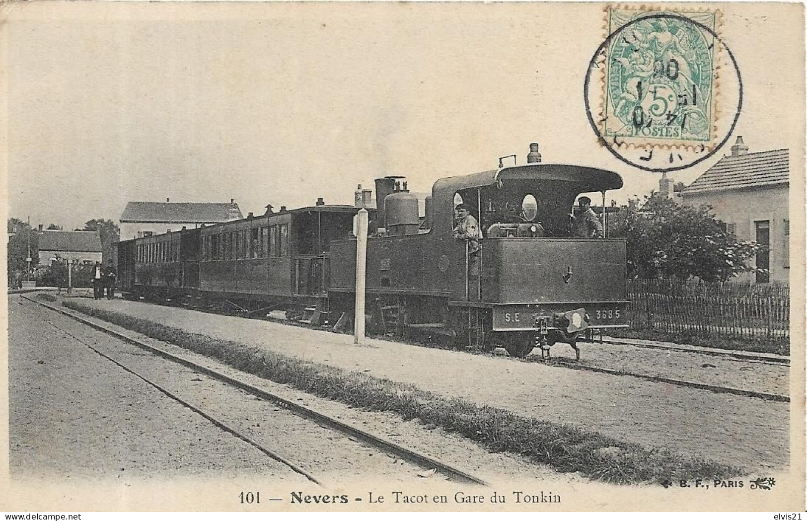 NEVERS Le Tacot En Gare Du Tonkin. Train - Nevers