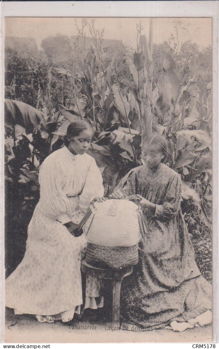 CPA-TANANARIVE-FEMMES-LECON DE DENTELLES-PANIER EN DENTELLES & OSIER - Madagascar