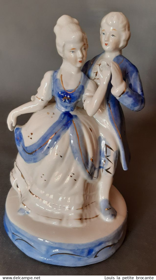 Figurine En Porcelaine Opaque, Vitrifiée Blanche Et Bleue Avec Dorure, Style Victorien. Couple Dansant. - Other & Unclassified