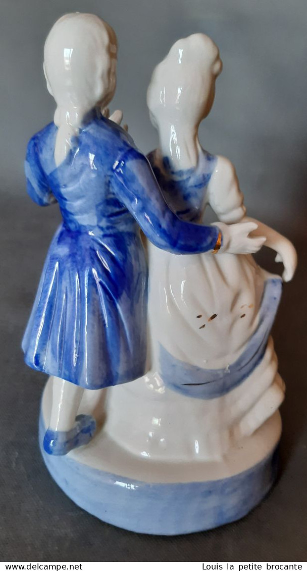 Figurine En Porcelaine Opaque, Vitrifiée Blanche Et Bleue Avec Dorure, Style Victorien. Couple Dansant. - Other & Unclassified