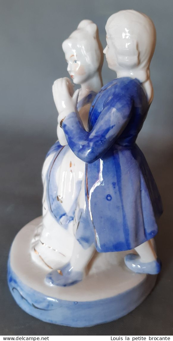Figurine En Porcelaine Opaque, Vitrifiée Blanche Et Bleue Avec Dorure, Style Victorien. Couple Dansant. - Andere & Zonder Classificatie