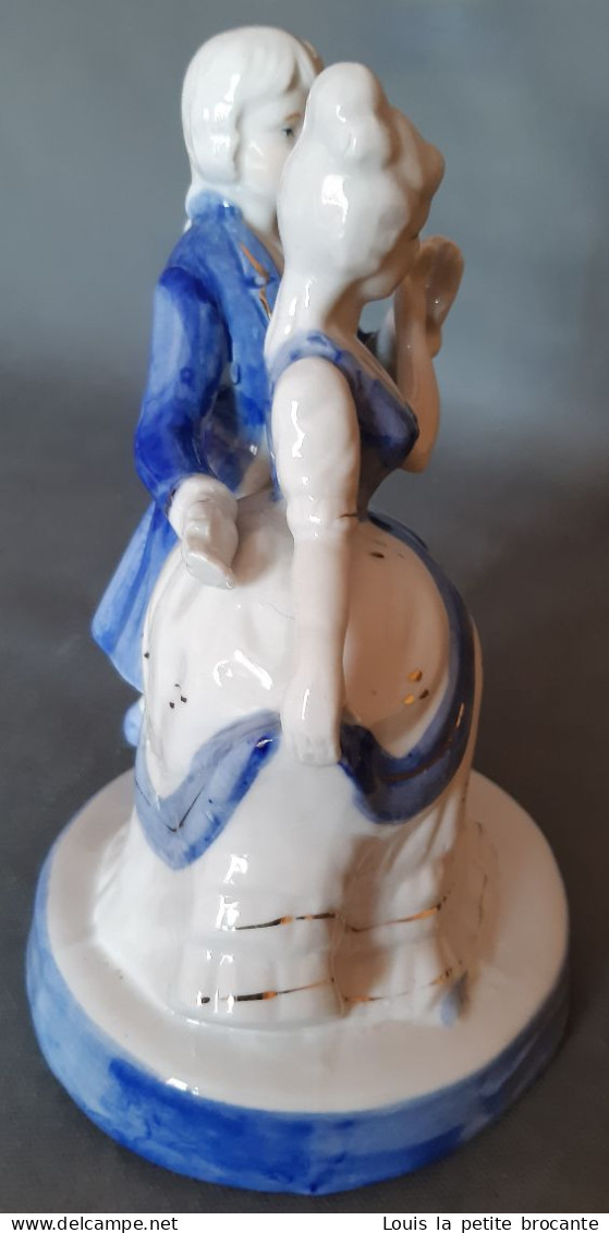 Figurine En Porcelaine Opaque, Vitrifiée Blanche Et Bleue Avec Dorure, Style Victorien. Couple Dansant. - Otros & Sin Clasificación
