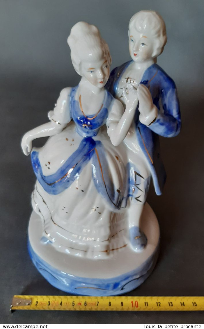 Figurine en porcelaine opaque, vitrifiée blanche et bleue avec dorure, style Victorien. Couple dansant.