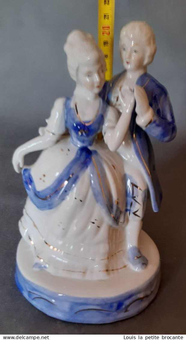 Figurine en porcelaine opaque, vitrifiée blanche et bleue avec dorure, style Victorien. Couple dansant.