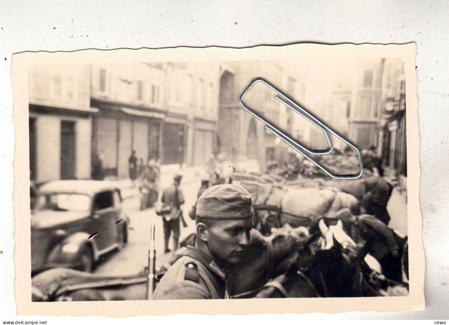 PHOTO  GUERRE  SCENE DANS UNE VILLE FRANCAISE LORS DE L'INVASION ALLEMANDE 1940 - War, Military