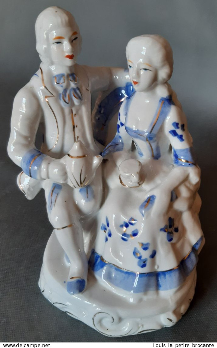 Figurine En Porcelaine Opaque, Vitrifiée Blanche Et Bleue Ave Dorure, Style Victorien. Couple Buvant Le Thé. - Otros & Sin Clasificación