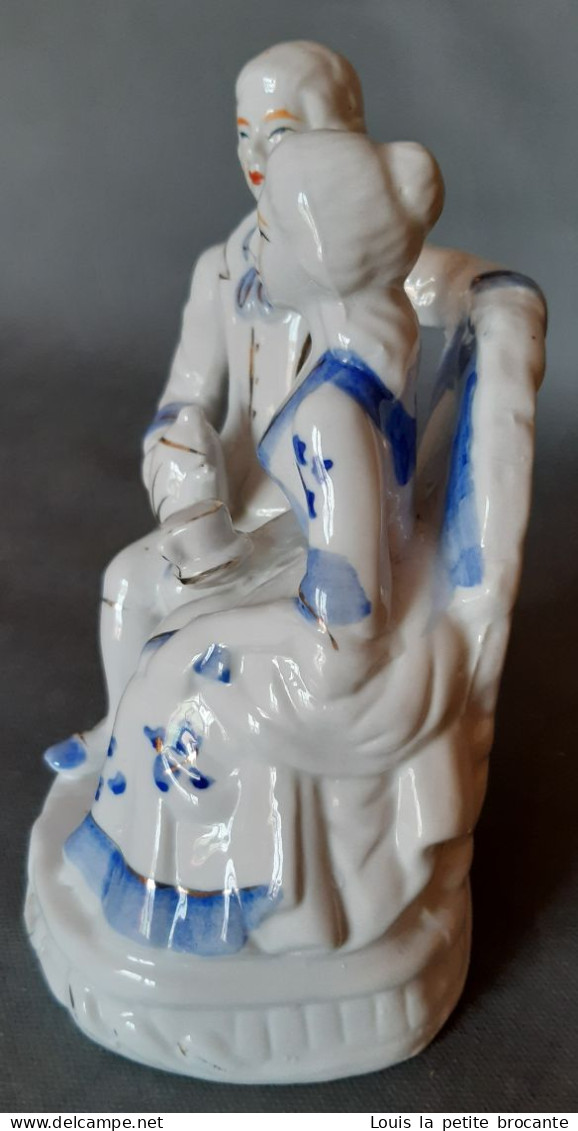 Figurine En Porcelaine Opaque, Vitrifiée Blanche Et Bleue Ave Dorure, Style Victorien. Couple Buvant Le Thé. - Other & Unclassified