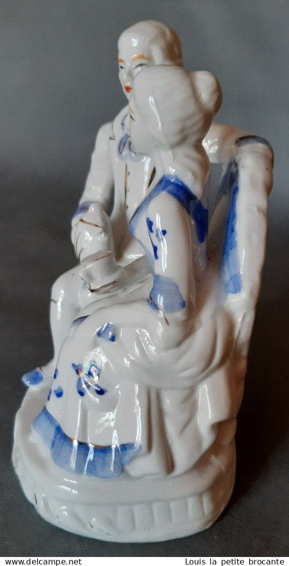 Figurine En Porcelaine Opaque, Vitrifiée Blanche Et Bleue Ave Dorure, Style Victorien. Couple Buvant Le Thé. - Altri & Non Classificati