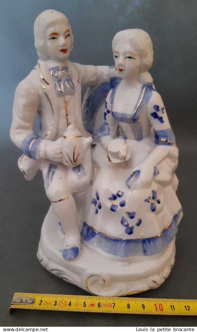 Figurine En Porcelaine Opaque, Vitrifiée Blanche Et Bleue Ave Dorure, Style Victorien. Couple Buvant Le Thé. - Sonstige & Ohne Zuordnung