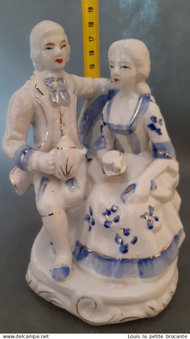 Figurine en porcelaine opaque, vitrifiée blanche et bleue ave dorure, style Victorien. Couple buvant le thé.