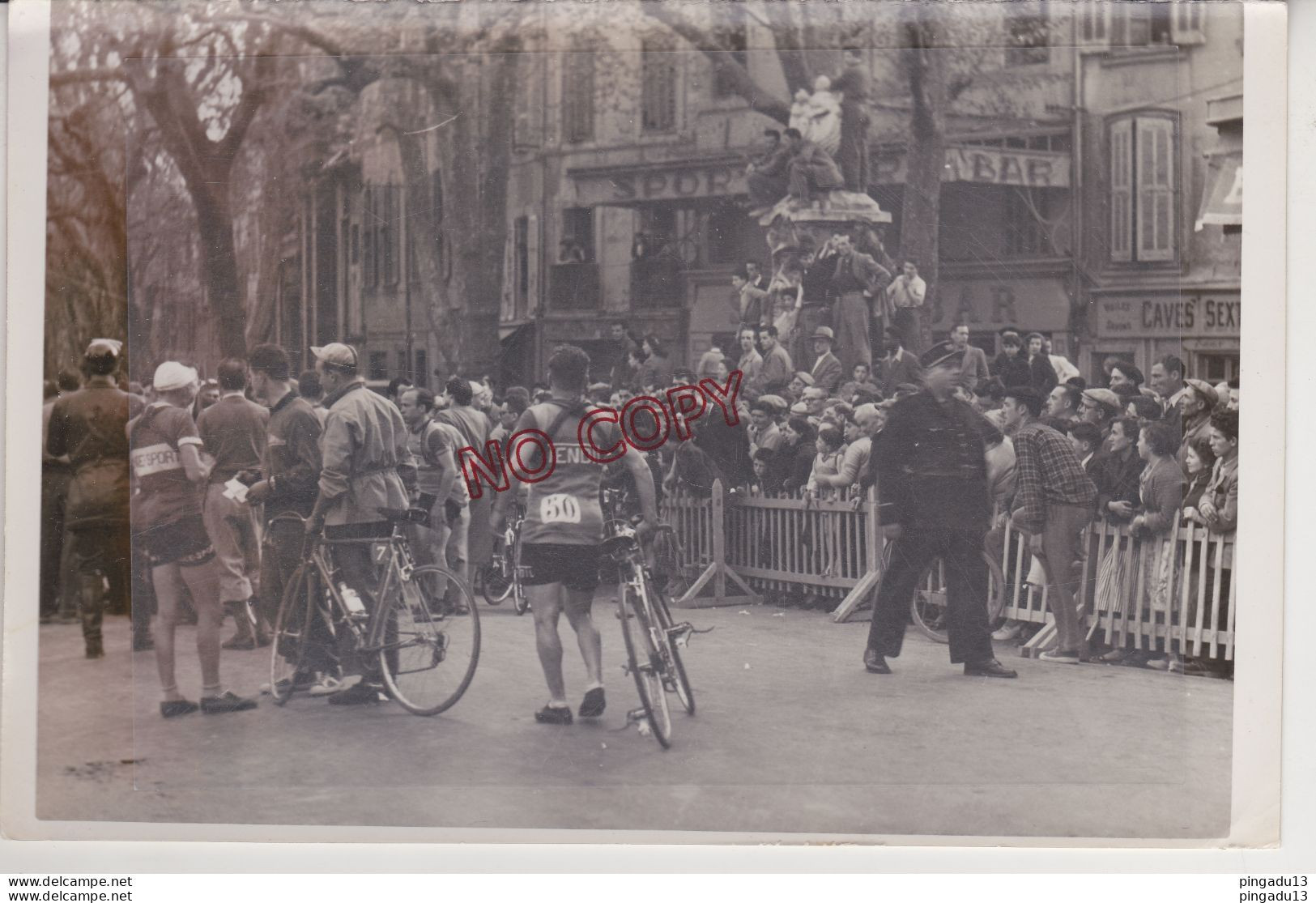 Fixe Ronde Carnaval Aix En Provence Course Cycliste - Cyclisme