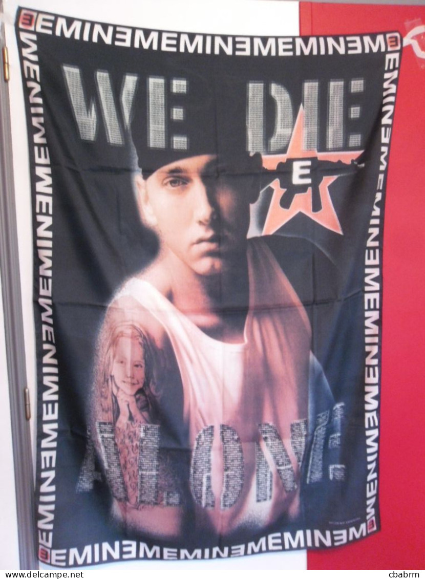 EMINEM Drapeau 100 % Polyester Format Environ 90 Cm X 140 Cm WE DIE ALONE - Autres & Non Classés