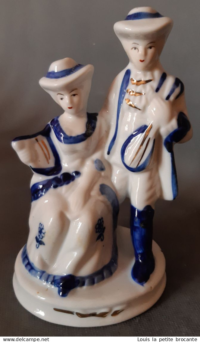 Figurine En Porcelaine Vitrifiée Blanche Et Bleue Ave Dorure, Style Victorien. Couple De Musiciens. Sur Même Base. Haute - Otros & Sin Clasificación