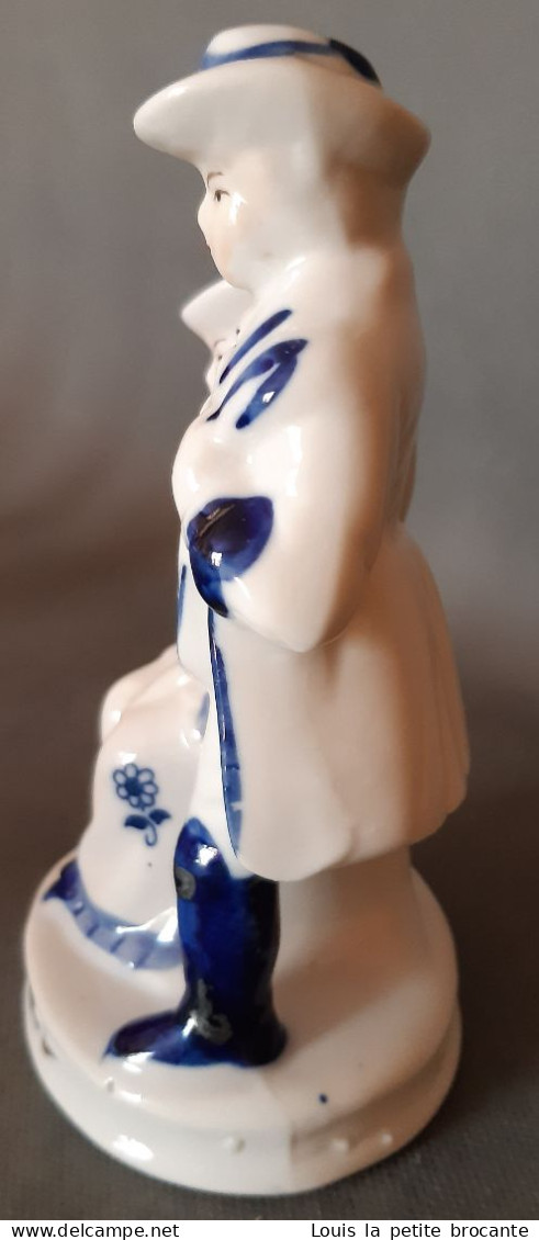 Figurine En Porcelaine Vitrifiée Blanche Et Bleue Ave Dorure, Style Victorien. Couple De Musiciens. Sur Même Base. Haute - Sonstige & Ohne Zuordnung