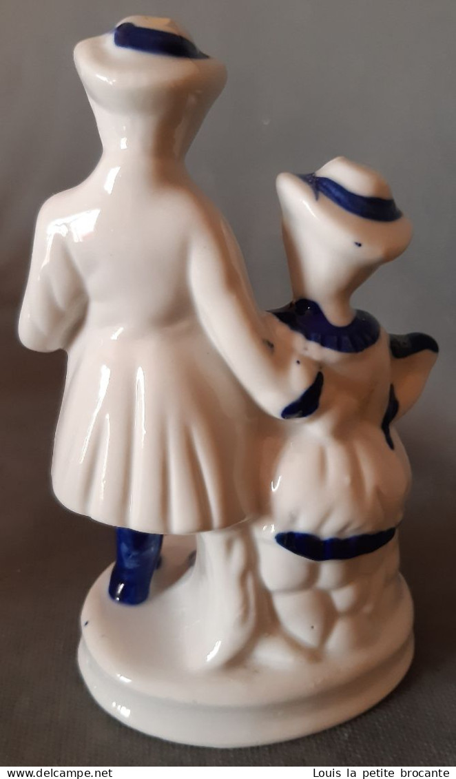 Figurine En Porcelaine Vitrifiée Blanche Et Bleue Ave Dorure, Style Victorien. Couple De Musiciens. Sur Même Base. Haute - Otros & Sin Clasificación