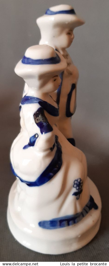 Figurine En Porcelaine Vitrifiée Blanche Et Bleue Ave Dorure, Style Victorien. Couple De Musiciens. Sur Même Base. Haute - Other & Unclassified