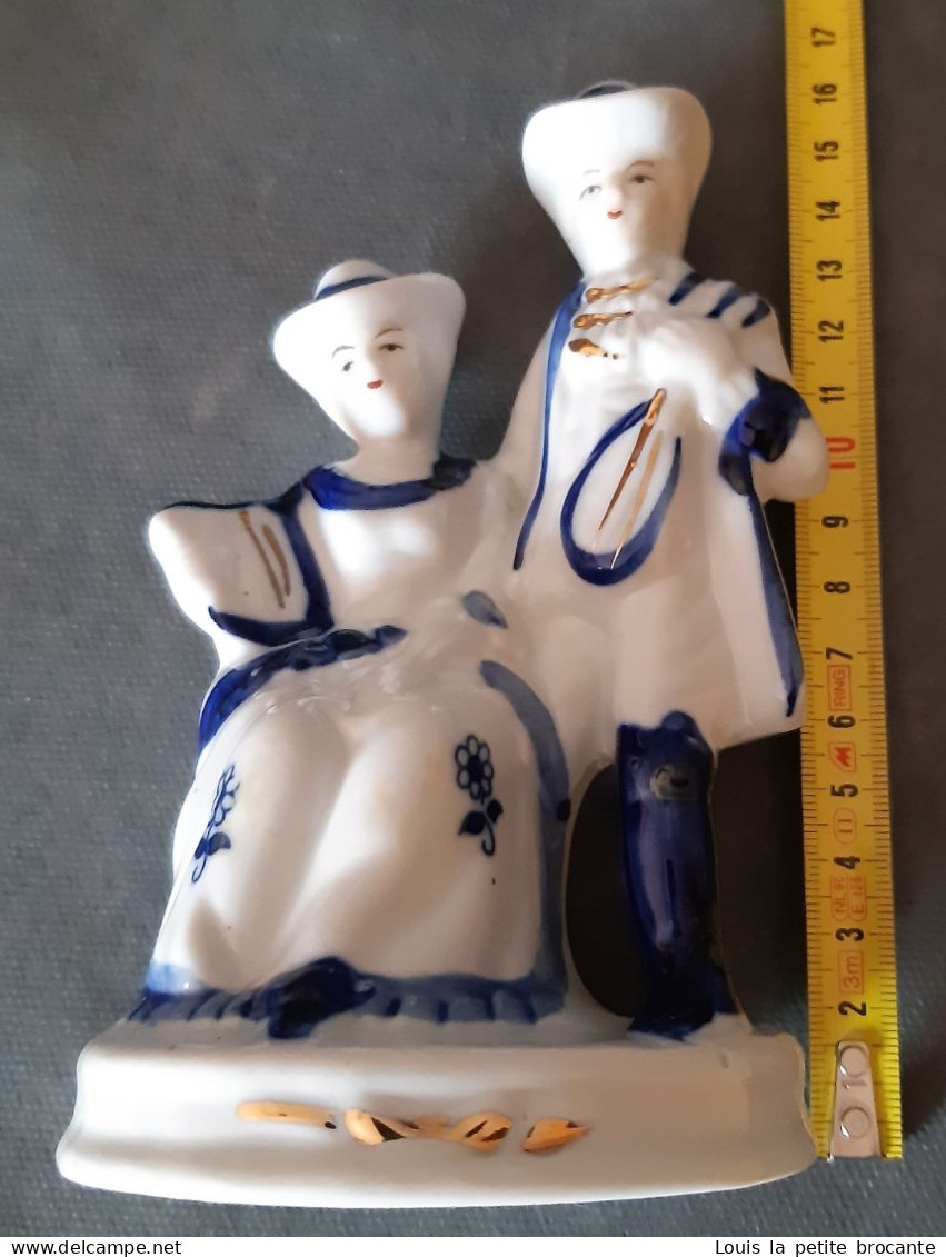 Figurine en porcelaine vitrifiée blanche et bleue ave dorure, style Victorien. Couple de musiciens. Sur même base. Haute