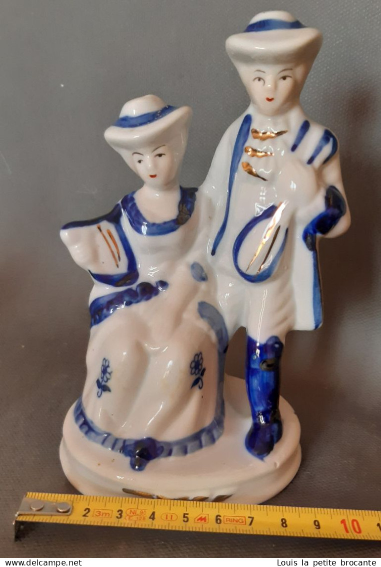 Figurine en porcelaine vitrifiée blanche et bleue ave dorure, style Victorien. Couple de musiciens. Sur même base. Haute