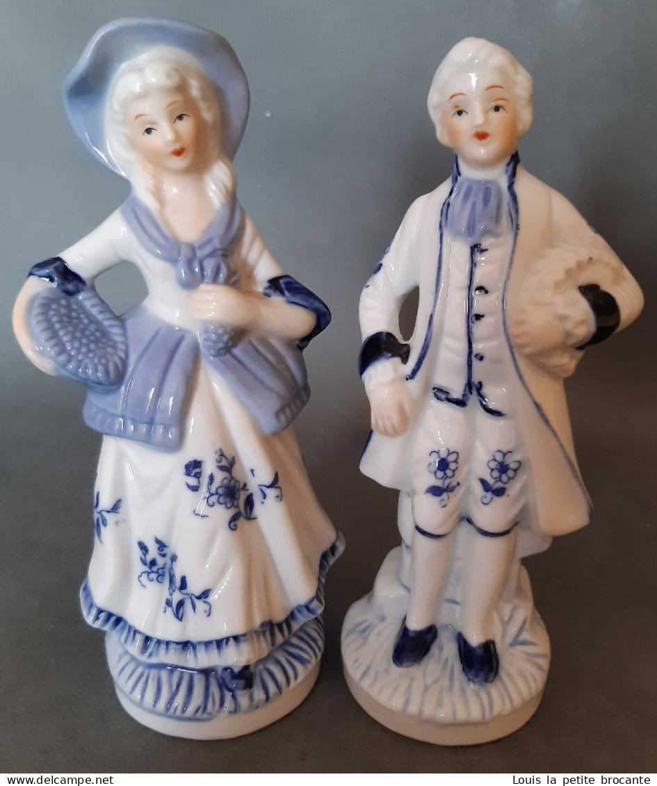 2 Figurines En Porcelaine Vitrifiée Blanche Et Bleue Style Victorien. Personnagse Indépendants. Femme Avec Chapeau Bleu - Autres & Non Classés