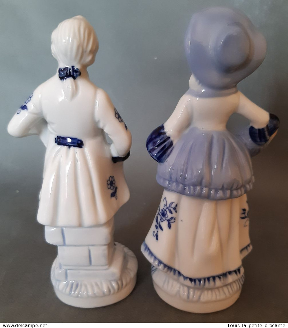 2 Figurines En Porcelaine Vitrifiée Blanche Et Bleue Style Victorien. Personnagse Indépendants. Femme Avec Chapeau Bleu - Other & Unclassified