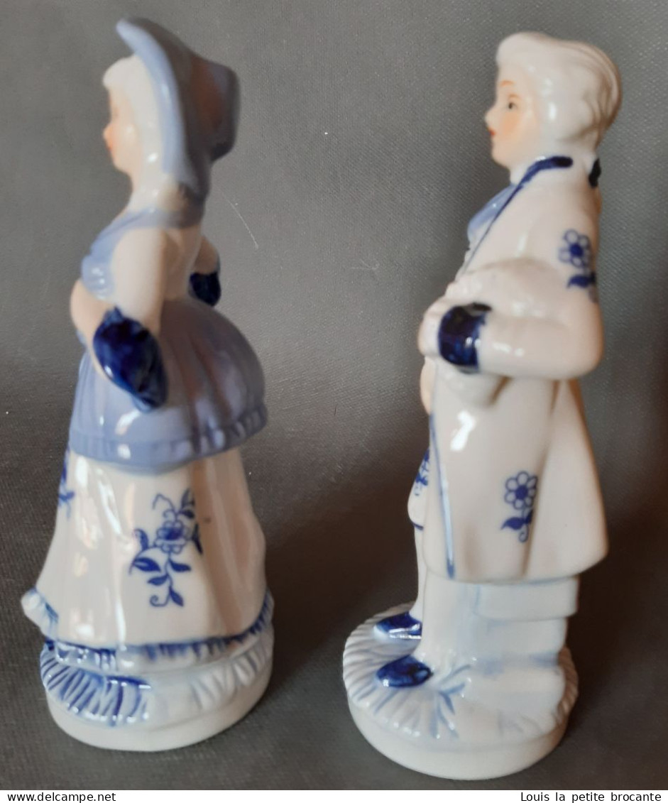 2 Figurines En Porcelaine Vitrifiée Blanche Et Bleue Style Victorien. Personnagse Indépendants. Femme Avec Chapeau Bleu - Other & Unclassified