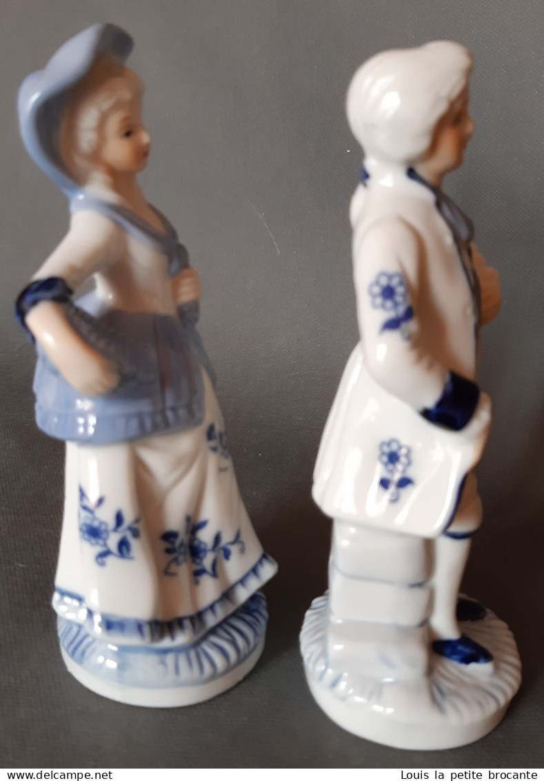 2 Figurines En Porcelaine Vitrifiée Blanche Et Bleue Style Victorien. Personnagse Indépendants. Femme Avec Chapeau Bleu - Andere & Zonder Classificatie