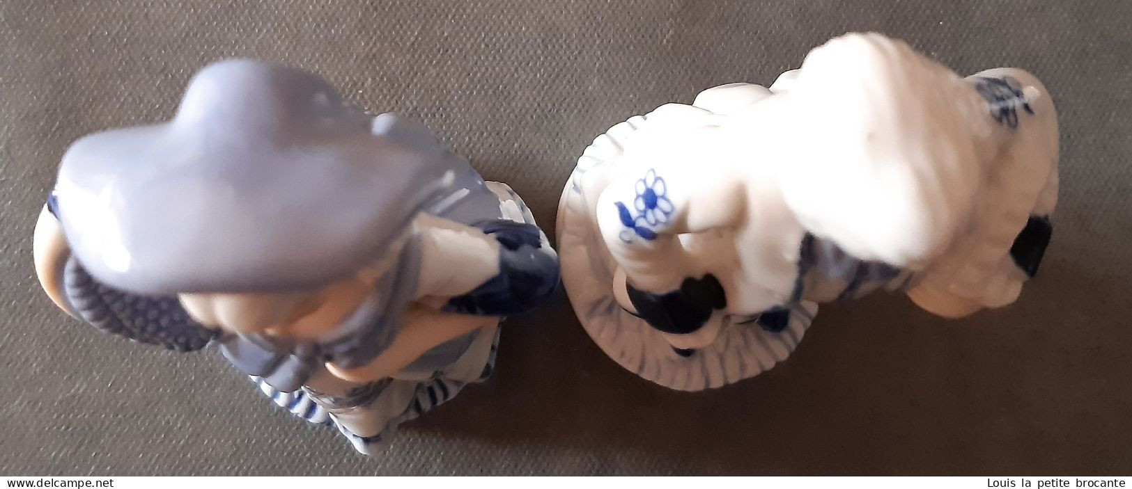 2 Figurines en porcelaine vitrifiée blanche et bleue style Victorien. Personnagse indépendants. Femme avec chapeau bleu