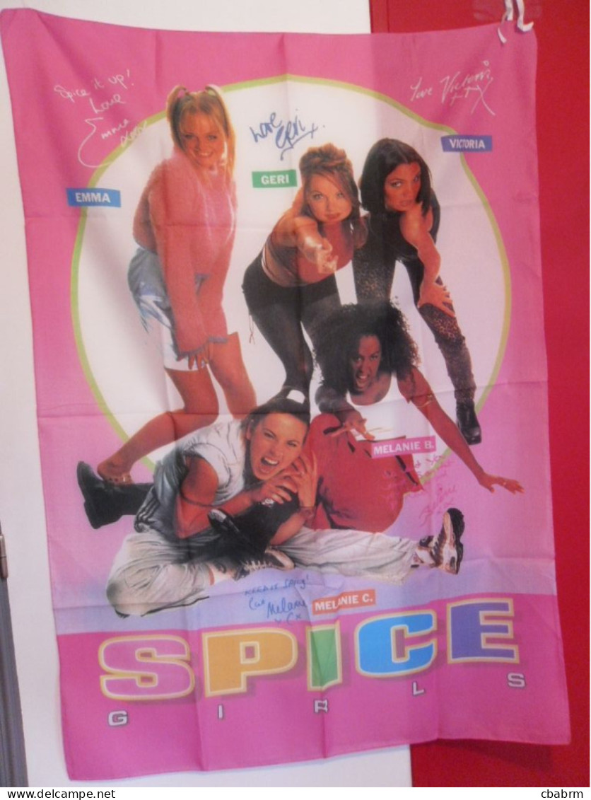 SPICE GIRLS Drapeau 100 % Polyester Format Environ 90 Cm X 140 Cm - Other & Unclassified