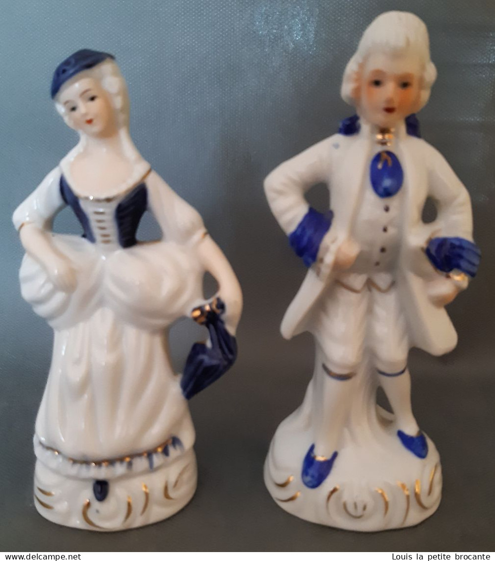 2 Figurines En Porcelaine Vitrifiée Blanche Et Bleue Avec Dorure, Style Victorien. Personnages Indépendants. Femme Avec - Autres & Non Classés