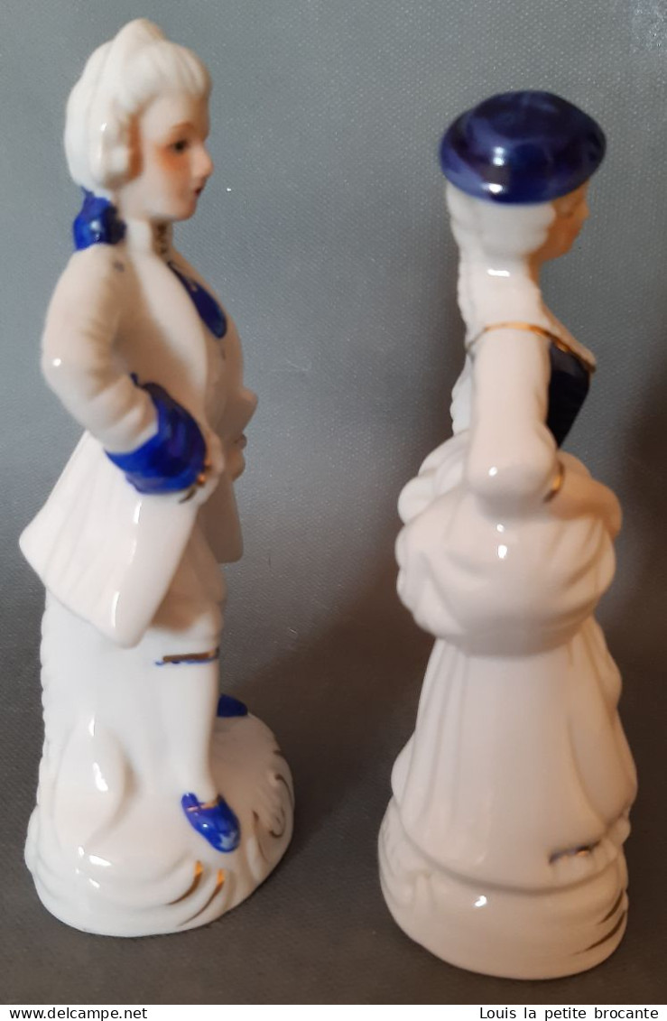 2 Figurines En Porcelaine Vitrifiée Blanche Et Bleue Avec Dorure, Style Victorien. Personnages Indépendants. Femme Avec - Other & Unclassified