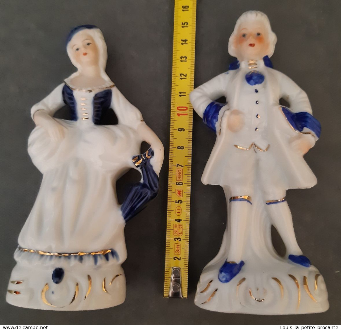 2 Figurines En Porcelaine Vitrifiée Blanche Et Bleue Avec Dorure, Style Victorien. Personnages Indépendants. Femme Avec - Otros & Sin Clasificación