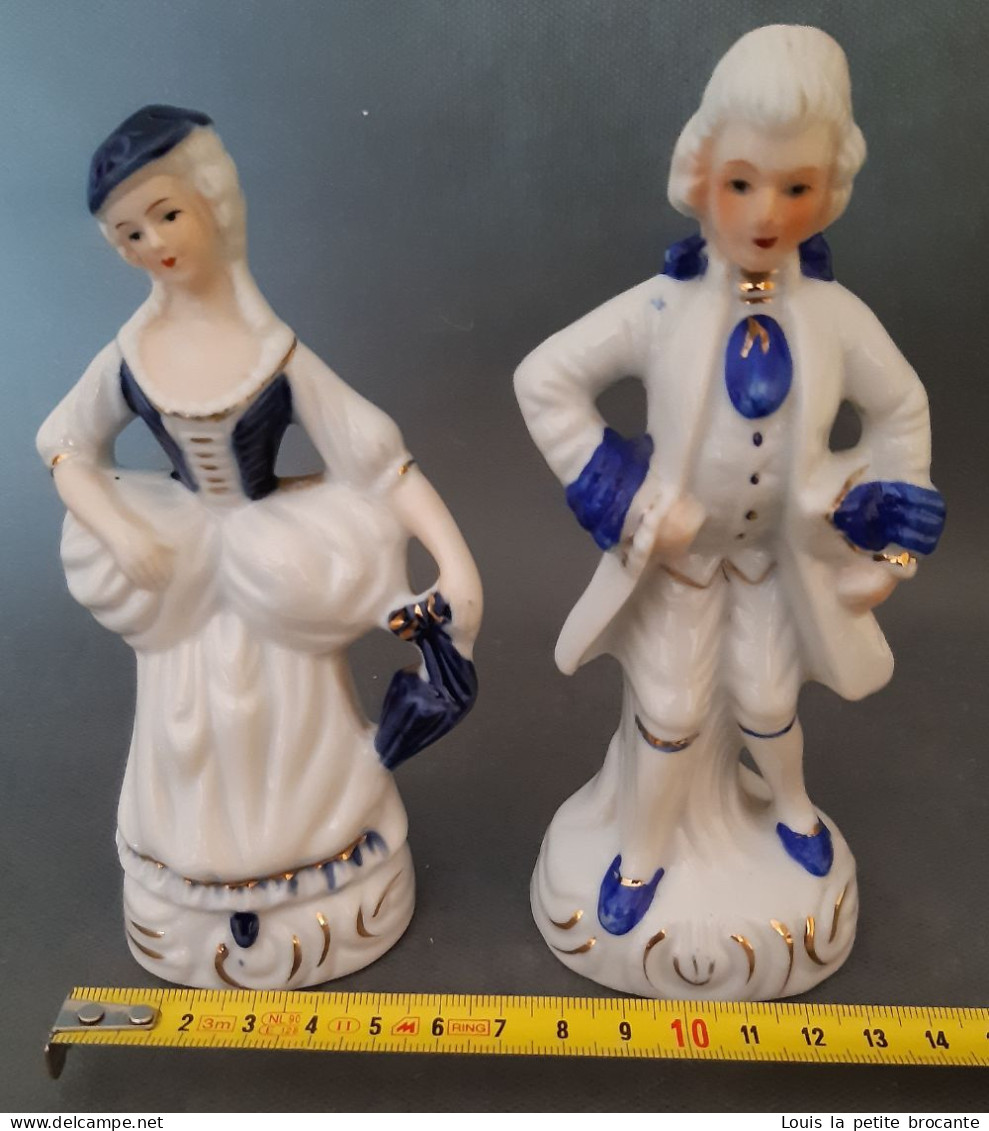 2 Figurines en porcelaine vitrifiée blanche et bleue avec dorure, style Victorien. Personnages indépendants. Femme avec