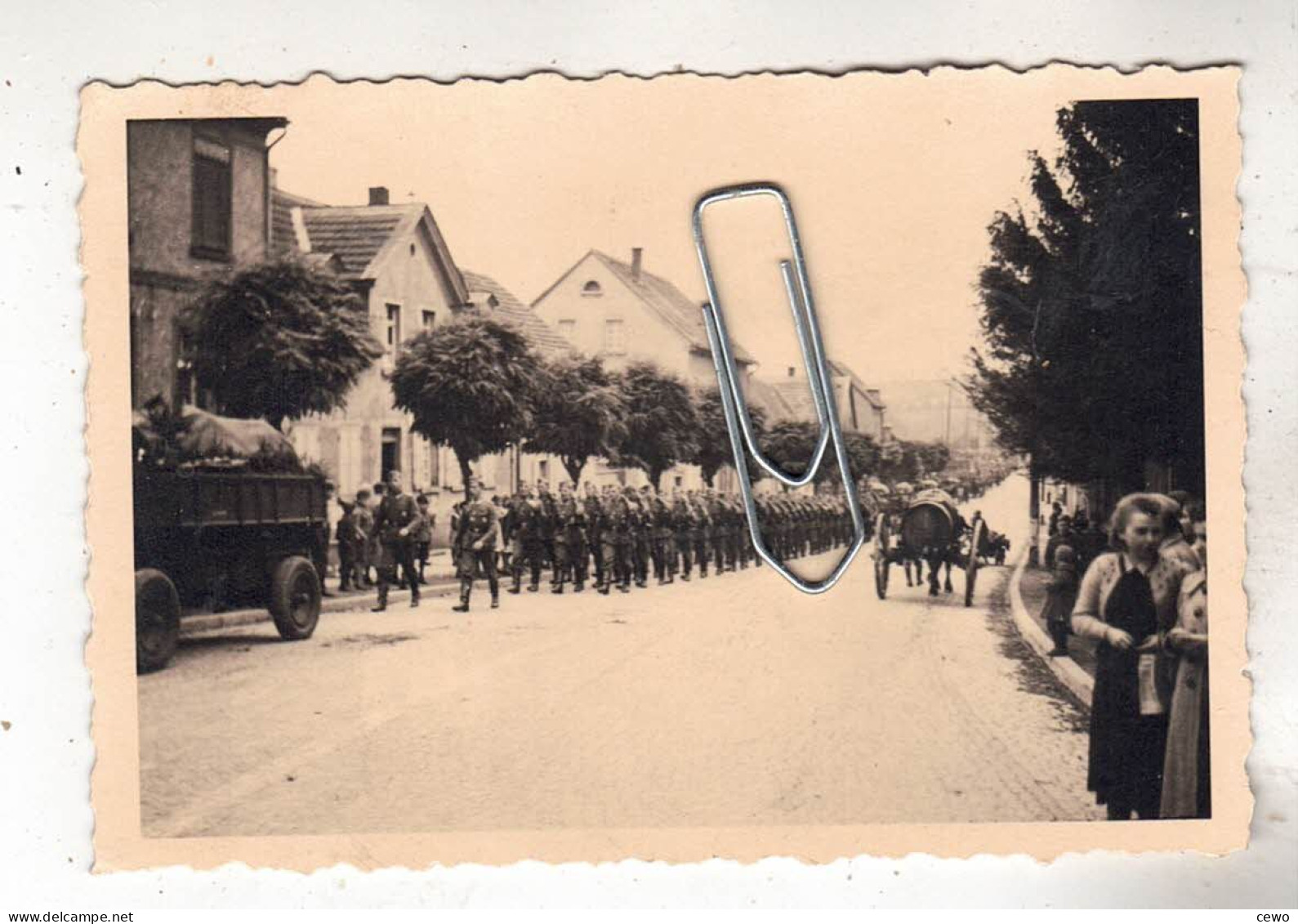 PHOTO  GUERRE PARADE SOLDATS ALLEMAND 1940 DANS UN VILLAGE EN FRANCE - War, Military