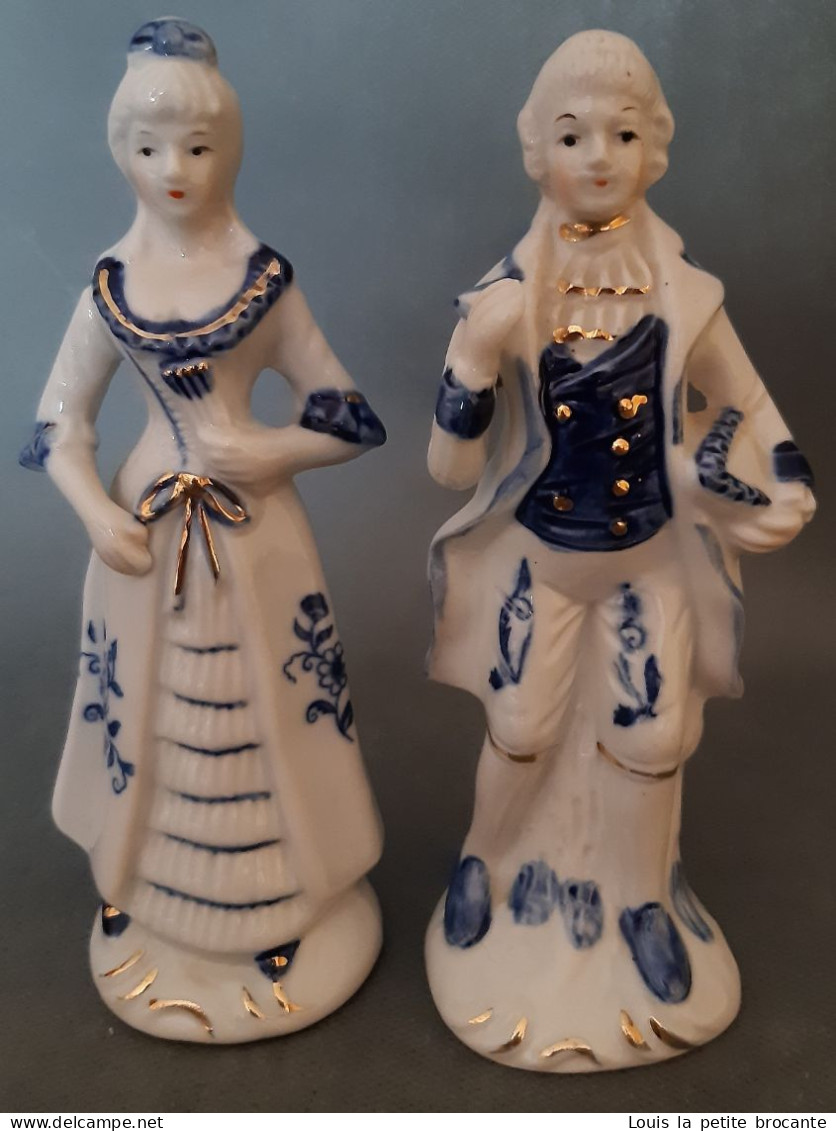 2 Figurines En Porcelaine Vitrifiée Blanche Et Bleue Avec Dorure, Style Victorien. Personnages Indépendants. Femme Sans - Sonstige & Ohne Zuordnung