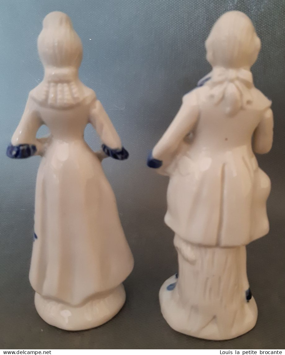 2 Figurines En Porcelaine Vitrifiée Blanche Et Bleue Avec Dorure, Style Victorien. Personnages Indépendants. Femme Sans - Autres & Non Classés