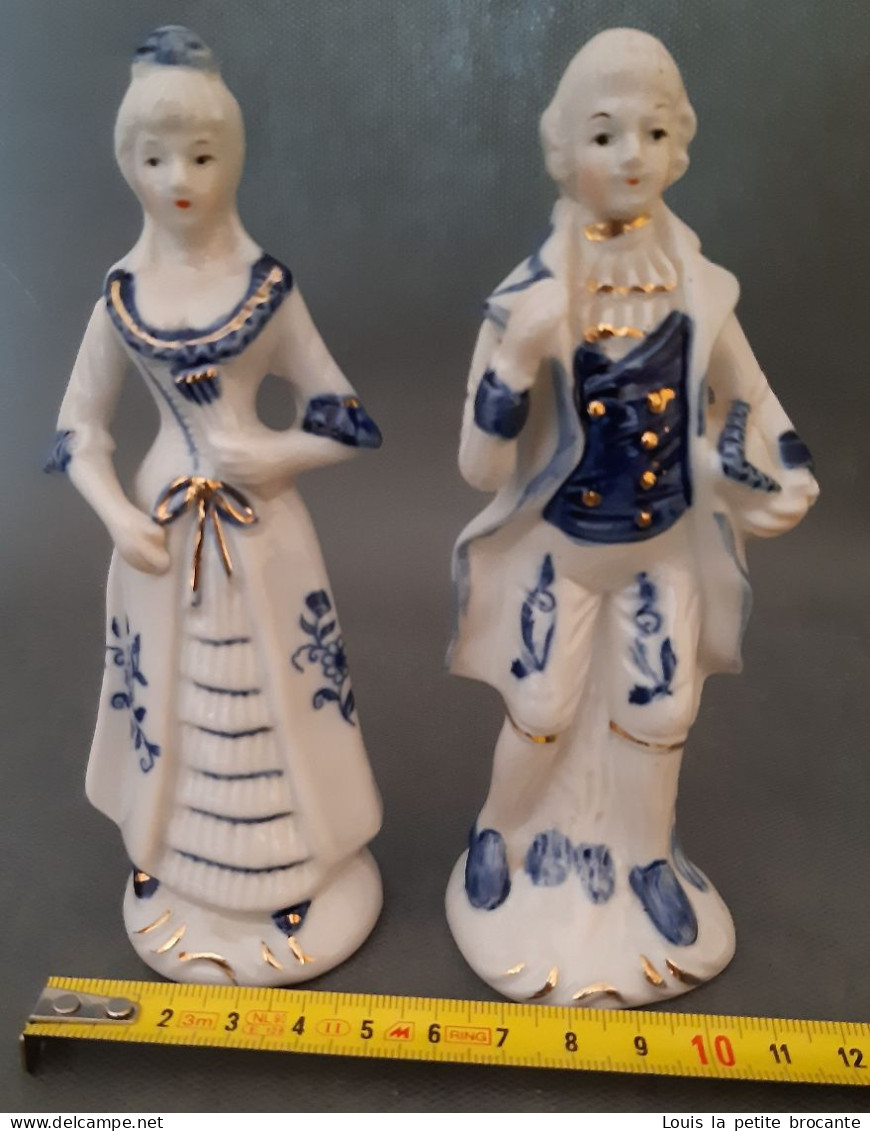 2 Figurines en porcelaine vitrifiée blanche et bleue avec dorure, style Victorien. Personnages indépendants. Femme sans
