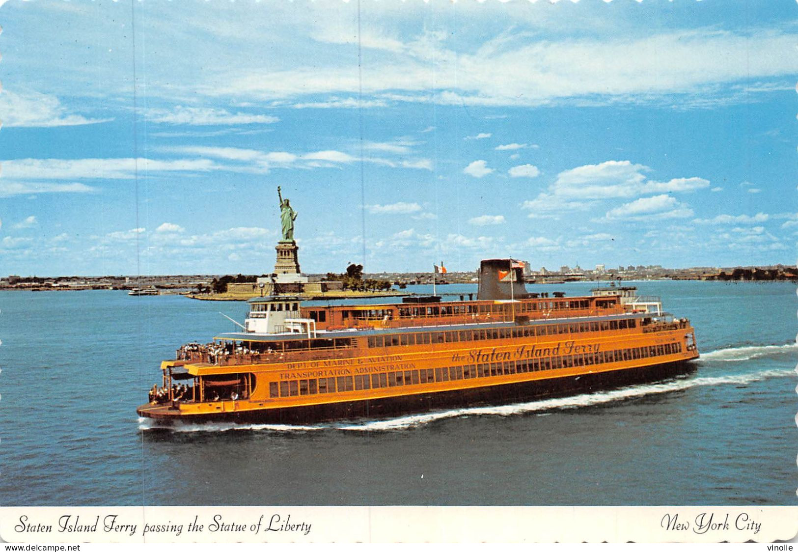 MO-24-366 : BATEAU TOURISTIQUE. STATEN ISLAND FERRY PASSING THE STATUE OF LIBERTY - Transbordadores