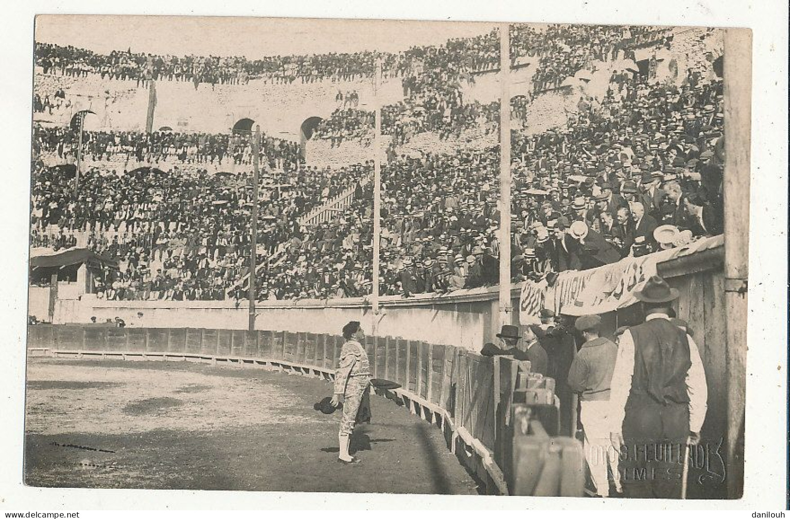 30 // NIMES ?? CARTE PHOTO   Arene / Tauromachie / Photo FEUILLADE A Nimes Timbre A Sec En Bas à Droite - Nîmes