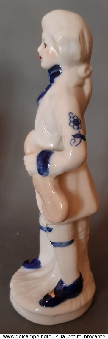 1 Figurine  En Porcelaine Vitrifiée Blanche Et Bleue Avec Dorure, Style Victorien. Personnage Violoniste.  Hauteur 15,5c - Sonstige & Ohne Zuordnung