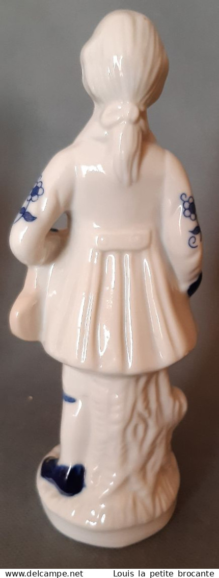 1 Figurine  En Porcelaine Vitrifiée Blanche Et Bleue Avec Dorure, Style Victorien. Personnage Violoniste.  Hauteur 15,5c - Other & Unclassified