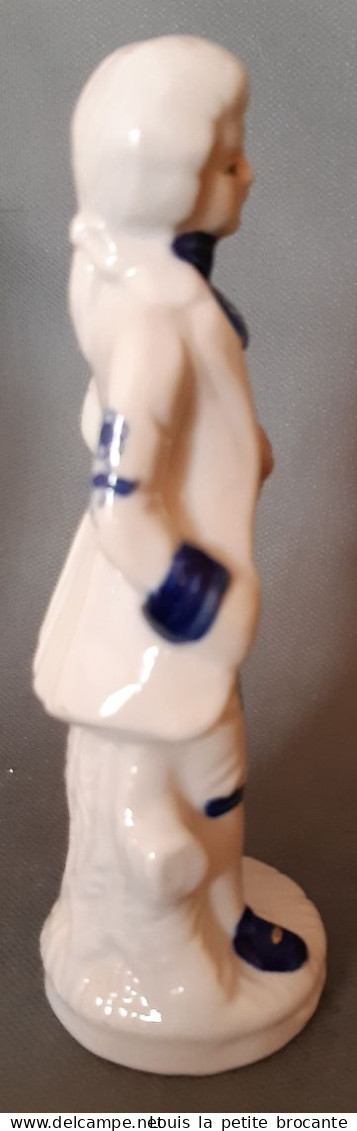 1 Figurine  En Porcelaine Vitrifiée Blanche Et Bleue Avec Dorure, Style Victorien. Personnage Violoniste.  Hauteur 15,5c - Other & Unclassified