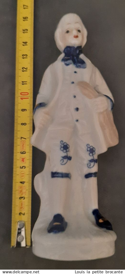 1 Figurine  En Porcelaine Vitrifiée Blanche Et Bleue Avec Dorure, Style Victorien. Personnage Violoniste.  Hauteur 15,5c - Autres & Non Classés