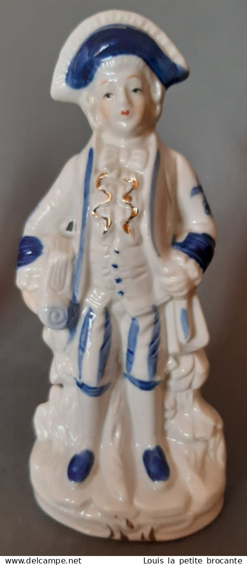 1 Figurine  En Porcelaine Vitrifiée Blanche Et Bleue Style Victorien. Personnage Homme Avec Chapeau Bleu.  Hauteur 16cm - Altri & Non Classificati