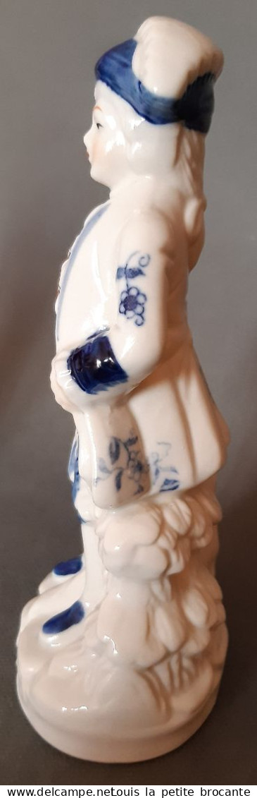 1 Figurine  En Porcelaine Vitrifiée Blanche Et Bleue Style Victorien. Personnage Homme Avec Chapeau Bleu.  Hauteur 16cm - Andere & Zonder Classificatie