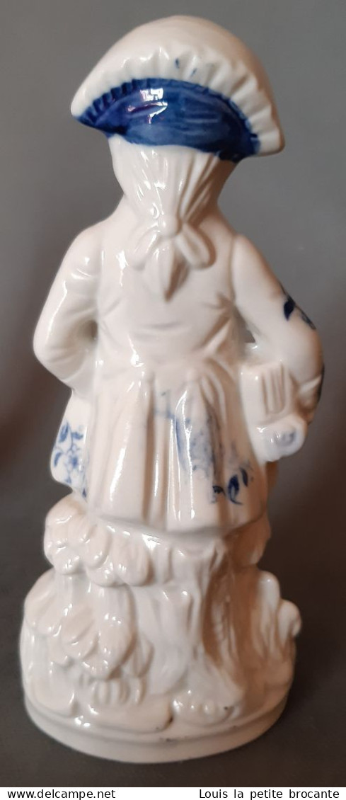 1 Figurine  En Porcelaine Vitrifiée Blanche Et Bleue Style Victorien. Personnage Homme Avec Chapeau Bleu.  Hauteur 16cm - Other & Unclassified