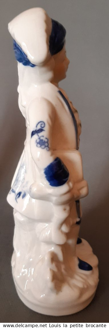 1 Figurine  En Porcelaine Vitrifiée Blanche Et Bleue Style Victorien. Personnage Homme Avec Chapeau Bleu.  Hauteur 16cm - Sonstige & Ohne Zuordnung