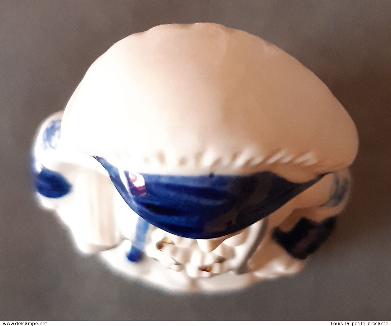 1 Figurine  En Porcelaine Vitrifiée Blanche Et Bleue Style Victorien. Personnage Homme Avec Chapeau Bleu.  Hauteur 16cm - Sonstige & Ohne Zuordnung